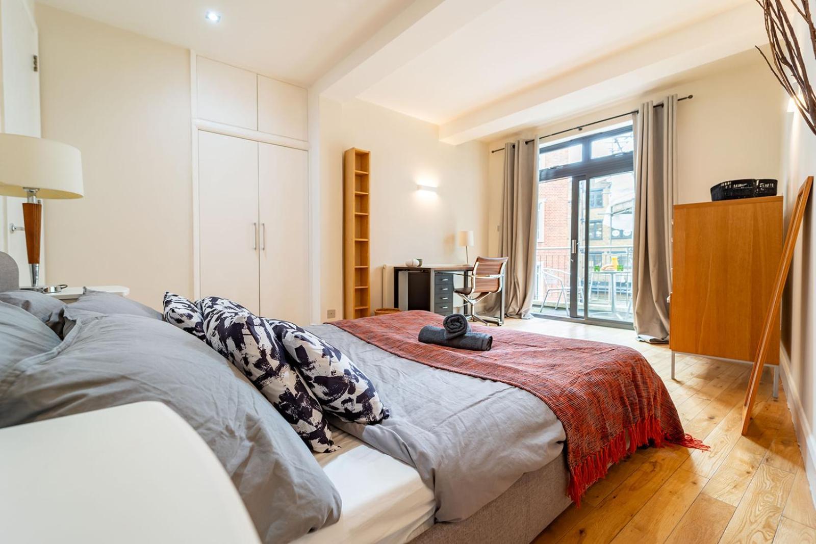 Spacious Apartment With A Balcony In Prime Location In Farringdon Londra Dış mekan fotoğraf