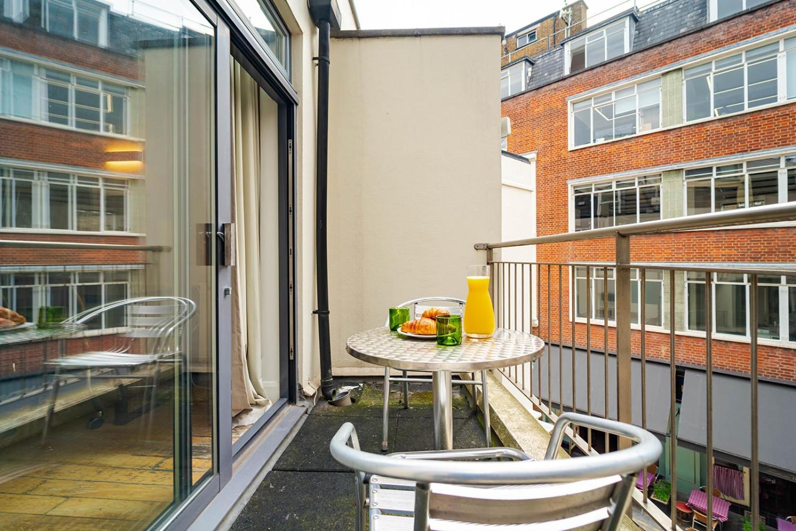 Spacious Apartment With A Balcony In Prime Location In Farringdon Londra Dış mekan fotoğraf