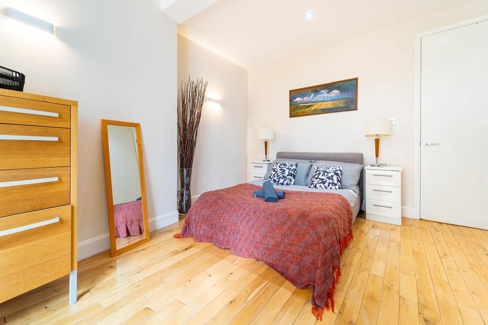 Spacious Apartment With A Balcony In Prime Location In Farringdon Londra Dış mekan fotoğraf
